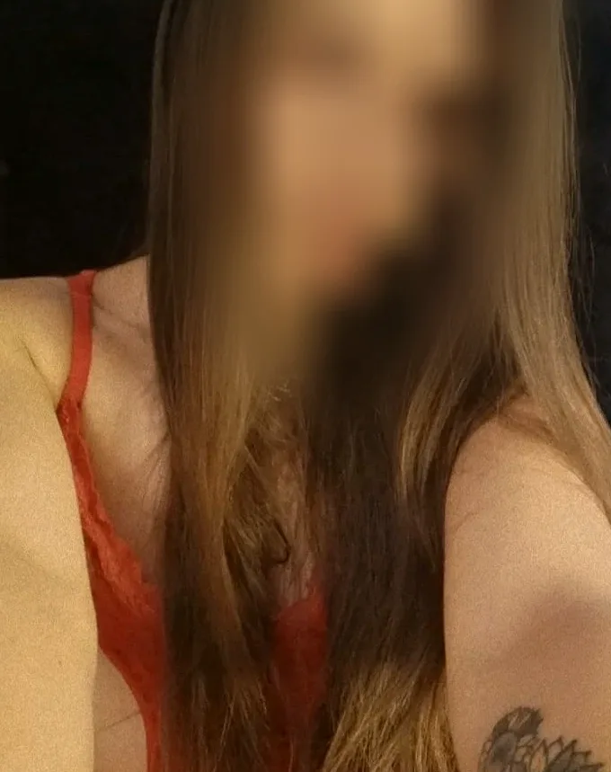 Laura, 25